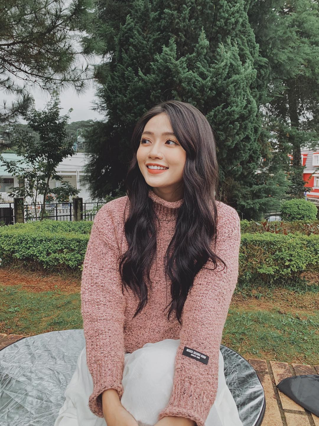 Sở hữu ngoại hình xinh xắn với phong cách đậm chất "thanh xuân vườn trường", cô nàng nhanh chóng trở thành một cái tên cực hot trên MXH. Ảnh: FBNV