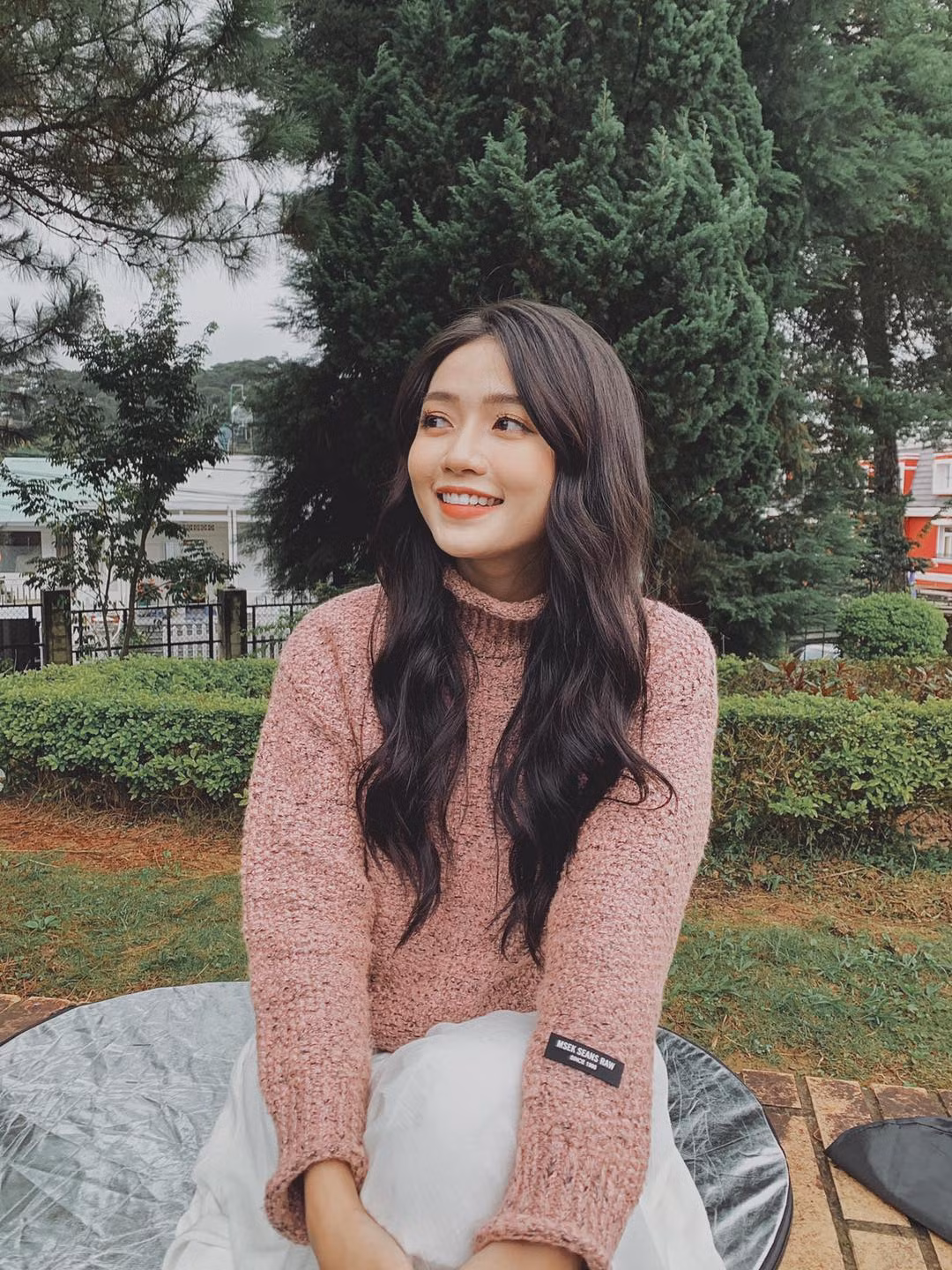 Sở hữu ngoại hình xinh xắn với phong cách đậm chất "thanh xuân vườn trường", cô nàng nhanh chóng trở thành một cái tên cực hot trên MXH. Ảnh: FBNV