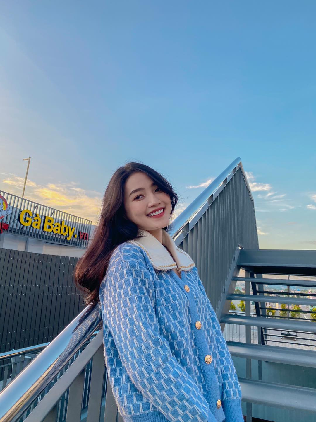 Tận dụng thế mạnh là ngoại hình sáng, chất giọng ngọt ngào càng khiến An Vy ngày càng trở nên gần gũi với người xem cũng như game thủ Liên Quân Mobile.