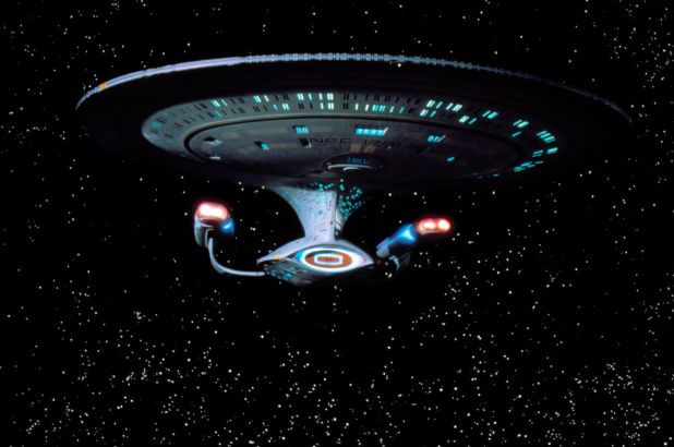 Về cơ bản, động cơ Alcubierre sử dụng một lượng năng lượng khổng lồ - có thể còn nhiều hơn tổng số năng lượng đang tồn tại trong vũ trụ - để co và xoắn không thời gian quanh tàu vũ trụ để tạo ra một quả bong bóng, biệt lập với không gian xung quanh.