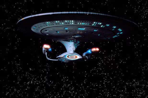 Về cơ bản, động cơ Alcubierre sử dụng một lượng năng lượng khổng lồ - có thể còn nhiều hơn tổng số năng lượng đang tồn tại trong vũ trụ - để co và xoắn không thời gian quanh tàu vũ trụ để tạo ra một quả bong bóng, biệt lập với không gian xung quanh.