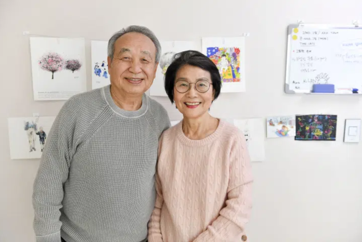 Họ làm rất nhiều trò vui vẻ theo trend của giới trẻ bằng biểu cảm cực hài hước với mục đích không chỉ giải khuây cho bản thân mà còn là vì những đứa cháu trai thân yêu.