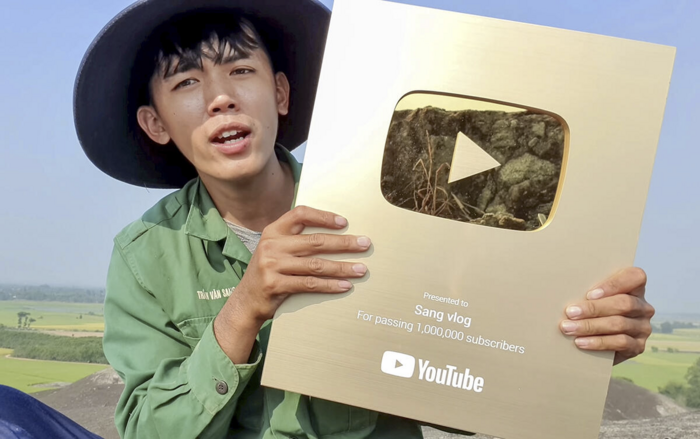 Vào khoảng thời gian đó, không chỉ Quỳnh Trần JP, "vlogger nghị lực nhất Việt Nam" Sang Vlog cũng từng chia sẻ kênh YouTube của mình thường xuyên bị tắt kiếm tiền.