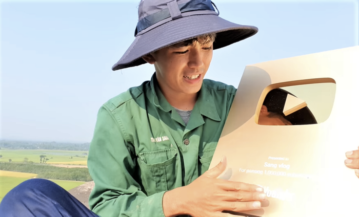 Tuy nhiên từ cảnh quay này YouTube đã xếp kênh YouTube của Sang vào mức có nội dung “bạo lực trẻ em”, kênh của anh sau đó bị hạn chế quảng cáo. Bên cạnh đó, các video còn lại trên kênh cũng bị ẩn khỏi phần đề xuất của YouTube.