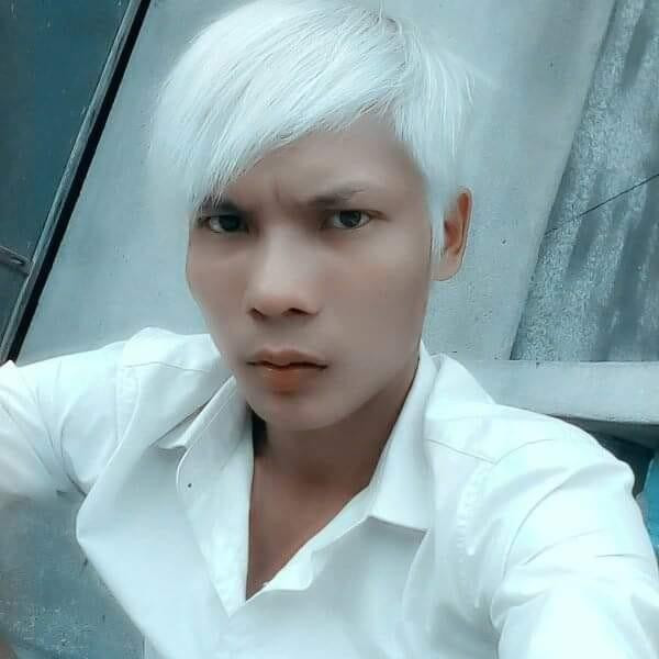 Lộc Fuho tên thật là Phạm Văn Lộc nổi tiếng với những hình ảnh làm lố, clip bắt chước và các bình luận gây cười nhiều lần lọt top trên Facebook.