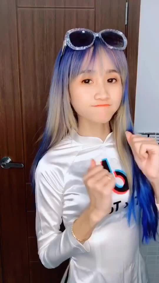 Tường Vy (Vê Vê) là TikToker sinh năm 1998, hiện tại tài khoản của cô nàng đạt được 8,3 triệu lượt theo dõi. Được biết, ngoài làm TikToker, bạn nữ này còn là một YouTuber, diễn viên tự do. Tường Vy từng tham gia khá nhiều vai diễn trong các phim sitcom ngắn.