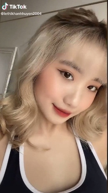 Lê Thị Khánh Huyền là một trong những hot TikToker đang nhận được sự quan tâm rất nhiều người. Hiện tại tài khoản của Huyền ở nền tảng kể trên thu hút hơn 6,8 triệu lượt theo dõi.