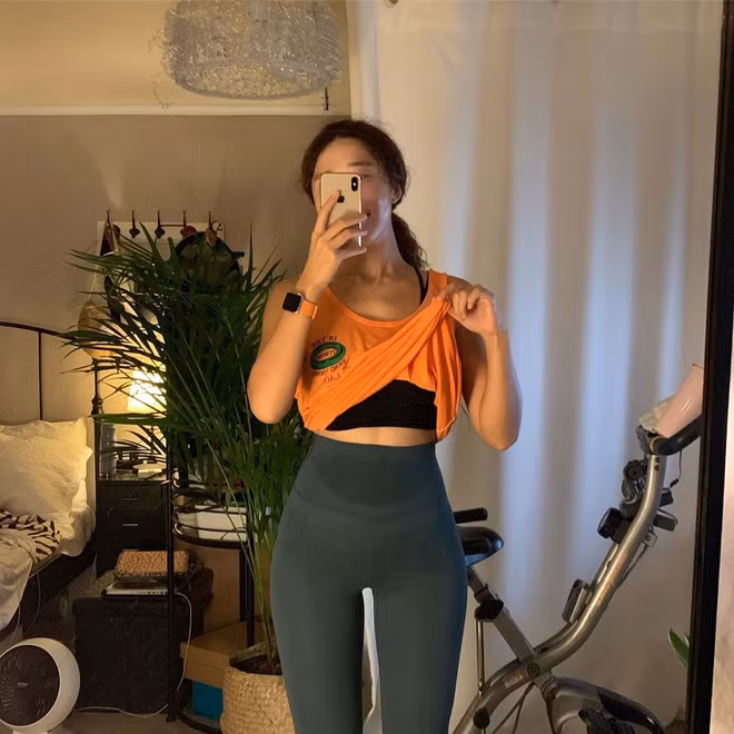 Trong cuộc sống hàng ngày, cô cũng hình thành những thói quen nhỏ như xuống tàu trước 2 điểm dừng mỗi khi đi làm về, gác chân lên khi ngủ và căng bụng. Những thói quen nhỏ nhưng dần dần lại trở nên rất có ích cho việc giảm cân.