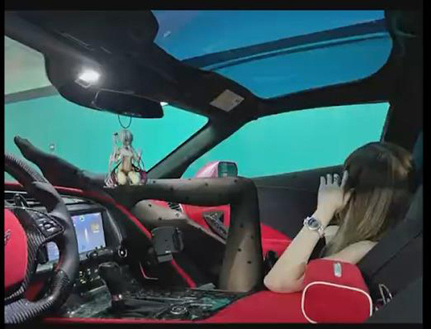 Trong một video mà nữ coser up lên mạng xã hội, Đoàn Đoàn cực kỳ thu hút với màn biến hóa của mình. Tuy nhiên, chiếc xe mà cô nàng đang ngồi lên mới là thứ mà dân tình đặc biệt chú ý.