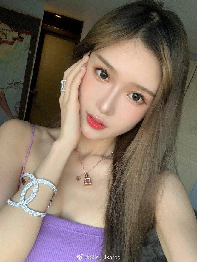 Cô nàng còn có thú vui sưu tập những mô hình cosplay có giá trị khủng, trong đó có cả những phiên bản giới hạn mà không phải ai có tiền cũng mua được.