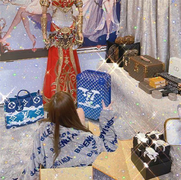 Đối với fan của Đoàn Đoàn, việc nữ coser thường xuyên diện đồ hiệu có giá trị dưới 10.000 NDT (tương đương 35,7 triệu đồng) là điều quá đỗi bình thường.