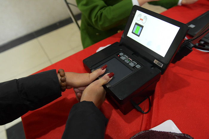 Nhiều người dân tỏ ra hài lòng về quy trình cấp thẻ căn cước công chỉ trong khoảng 10 phút là hoàn thành, không mất nhiều thời gian như trước