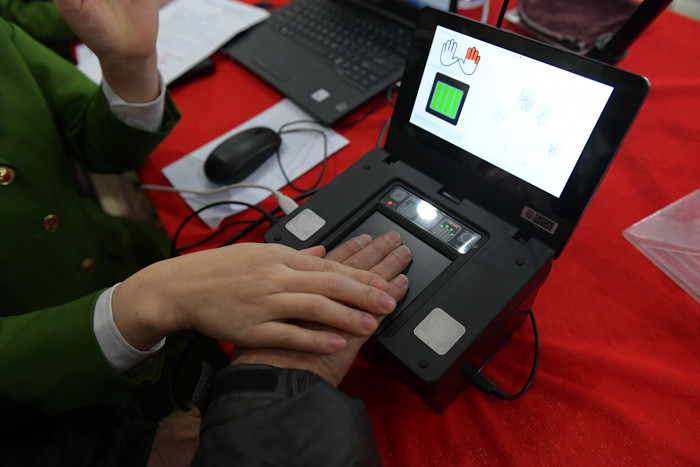 Thời gian tới, sau khi hoàn thành chuyển đổi, người dân sẽ chỉ phải sử dụng duy nhất một chiếc thẻ căn cước công dân với công nghệ hiện đại này khi làm thủ hành chính và các công việc liên quan.