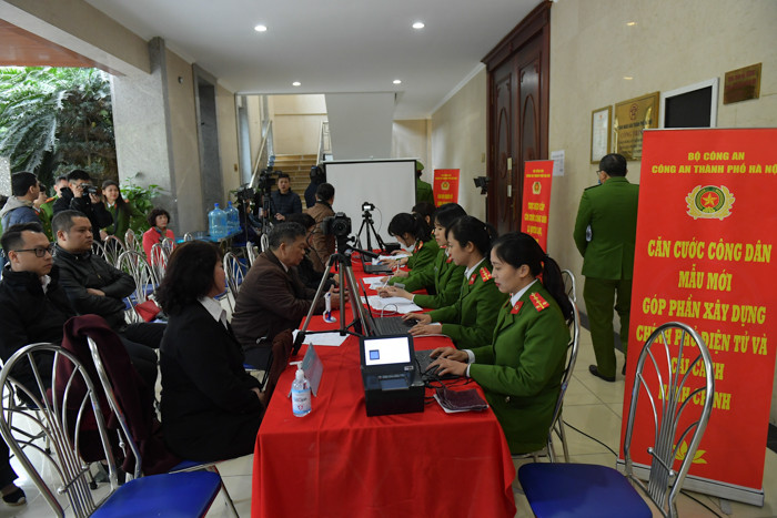 Công dân có nhu cầu đổi lại CCCD hoặc chuyển từ CMND 12 số sang CCCD mẫu mới (gắn chíp điện tử) sẽ thực hiện tại trụ sở Công an cấp huyện và Phòng Cảnh sát quản lý hành chính về trật tự xã hội (số 44 phố Phạm Ngọc Thạch, quận Đống Đa và số 6 phố Quang Trung, quận Hà Đông).