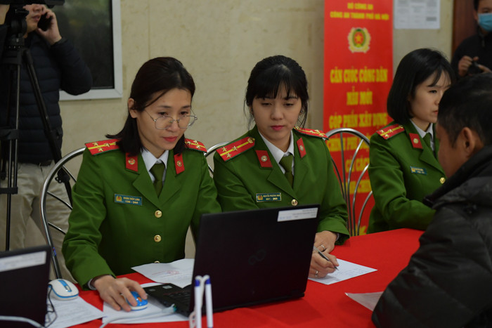 Cùng với hình thức cấp lưu động, Công an TP Hà Nội vẫn tiếp tục duy trì và tăng thời gian tiếp nhận hồ sơ tối thiểu 10 giờ/ngày để cấp CCCD cố định tại trụ sở công an các quận, huyện, thị xã.