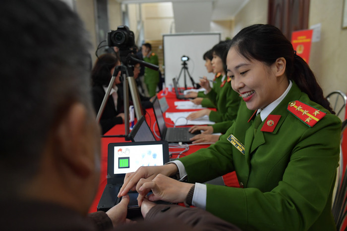 Thẻ căn cước mới dự kiến có 20 trường thông tin do ngành công an quản lý (họ tên, năm sinh, quê quán...), ngoài ra sẽ tích hợp dữ liệu của ngành thuế, hải quan, bảo hiểm, bằng lái...