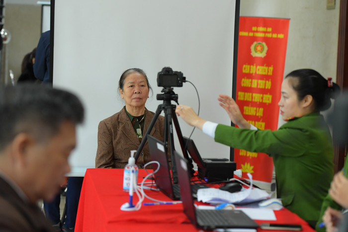 Theo quy trình, người dân đến làm việc chỉ cần xuất trình CMND hoặc thẻ CCCD gắn mã vạch để cán bộ công an đối chiếu thông tin có trong cơ sở dữ liệu CCCD đã thu thập từ trước đó, không cần phải điền vào tờ khai như trước đây nữa.