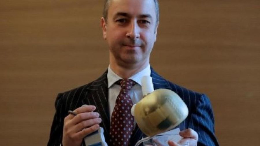 Quả tim được làm bằng một chất nhựa cứng rất chắc chắn. Bên trong các buồng tim, các van tim và các ống dẫn truyền máu được bao phủ bởi vật liệu sinh tổng hợp (matériel biosynthétique) đặc biệt.