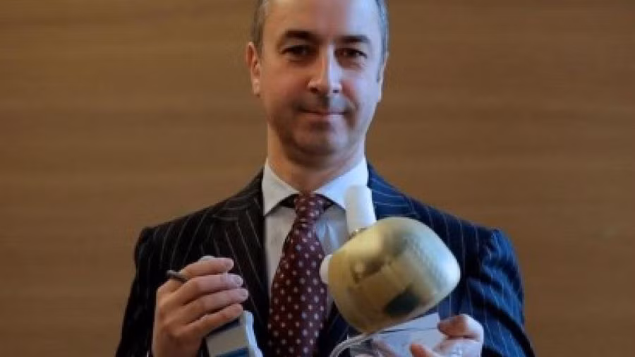 Quả tim được làm bằng một chất nhựa cứng rất chắc chắn. Bên trong các buồng tim, các van tim và các ống dẫn truyền máu được bao phủ bởi vật liệu sinh tổng hợp (matériel biosynthétique) đặc biệt.