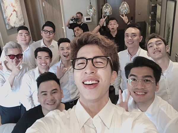 Nhóm "Tứ hoàng streamer" được lan truyền khi 4 streamer này chơi game, tấu hài cùng nhau và tạo nên cơn sốt cho cộng đồng người xem stream và game thủ tại Việt Nam.