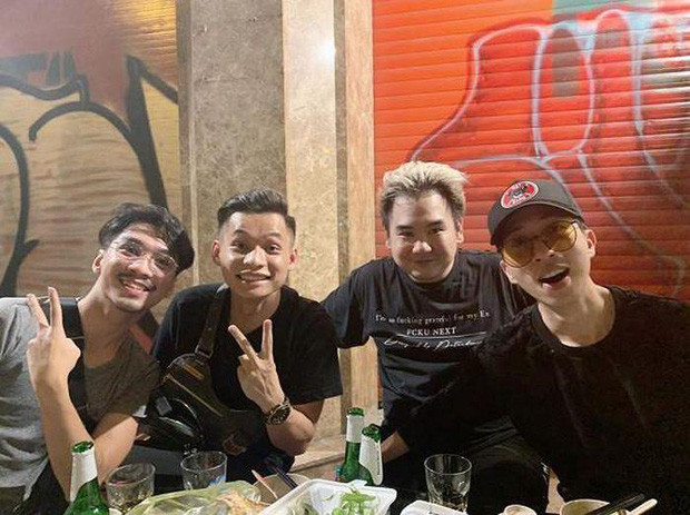 Nhìn vào bức ảnh, ta thấy được sự ảnh hưởng của thời gian lên từng thành viên. So với nhiều năm trước, dù tuổi tác đã nhiều hơn nhưng nhan sắc của họ dường như không thay đổi.