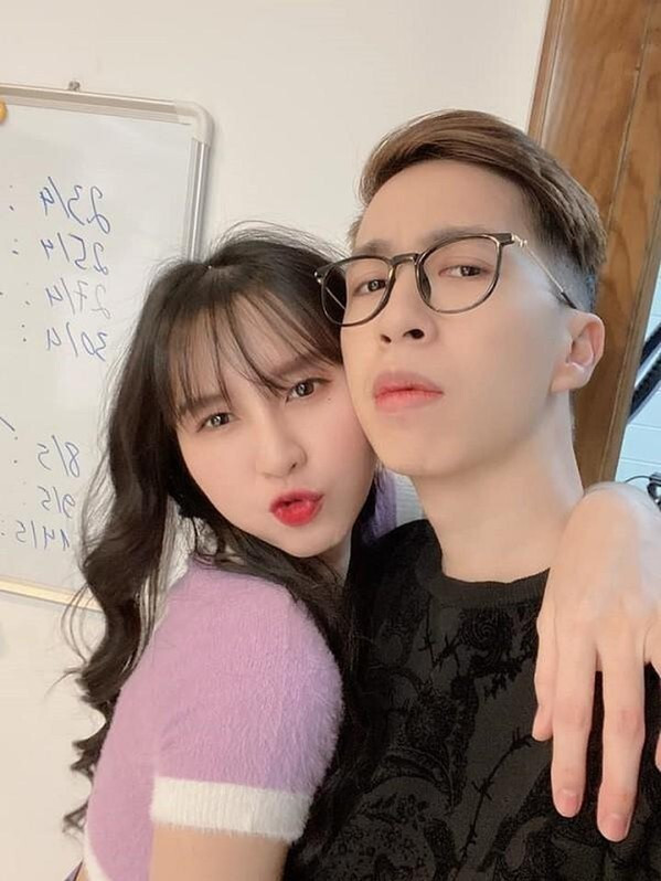 Suốt quãng thời gian hơn 5 năm yêu nhau, cặp đôi đã nhiều lần hợp - tan nhưng rồi vẫn trở về bên nhau. Cả hai thường xuyên nhận nhau là ''anh trai - em gái'' và hiếm khi thừa nhận mối quan hệ yêu đương.