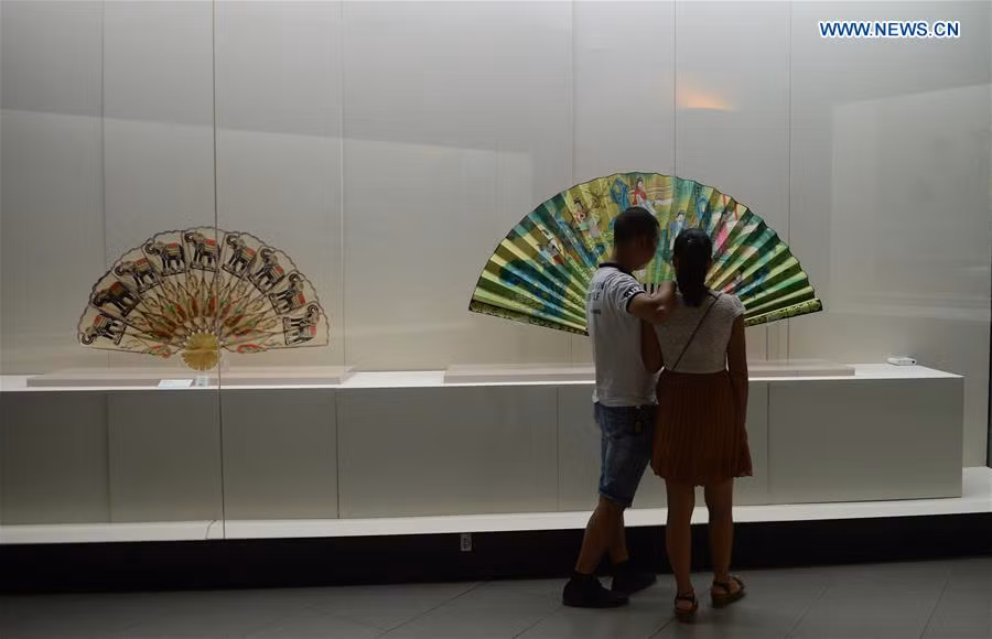 Người dân tham quan một bảo tàng quạt tại thành phố Hàng Châu hôm 26/8.
