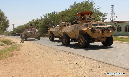 Các xe quân sự của lực lương an ninh Afghanitan bên ngoài huyện Khan Abad hôm 20/8. Ảnh THX.