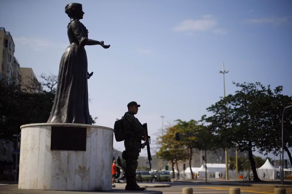 Binh sĩ canh gác tại bãi biển Copacabana ngày 29/7.