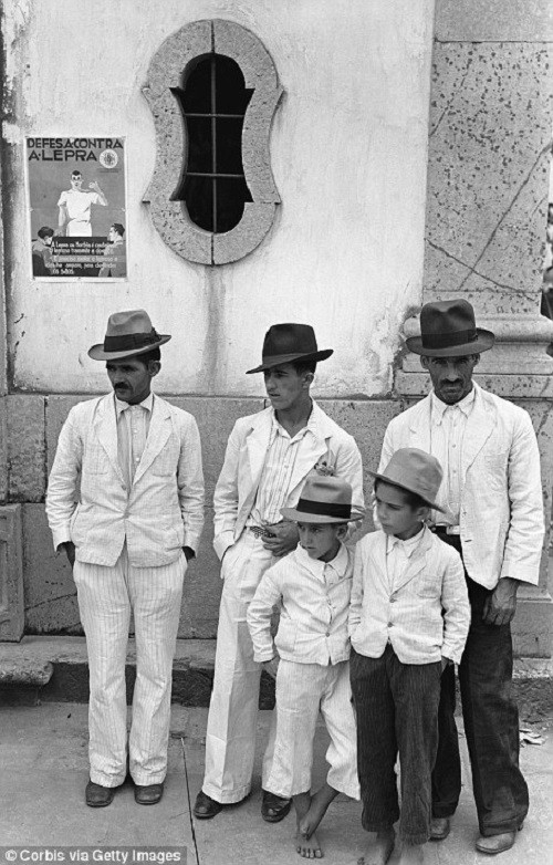 Những người đàn ông và các bé trai tại nhà thờ Bom Jesus de Matosinhos.