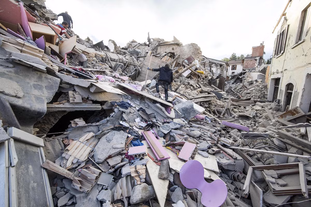 Người đàn ông đứng giữa đống đổ nát sau trận động đất ở Amatrice ngày 24/8/2016. Được biết, cơn địa chấn kinh hoàng này có tâm chấn nằm giữa Norcia và Accumoli.