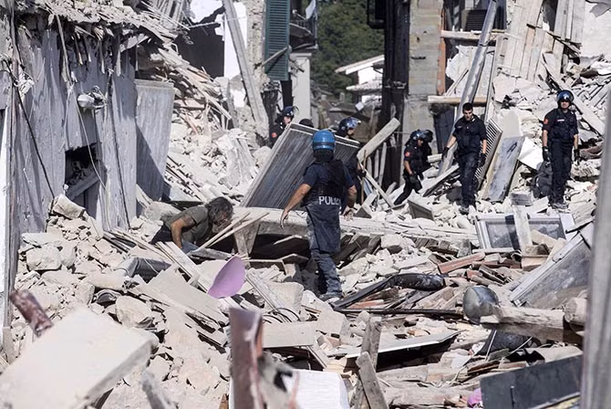 Cảnh sát tìm kiếm các nạn nhân trong đống đổ nát sau trận động đất ở Amatrice hôm 24/8.