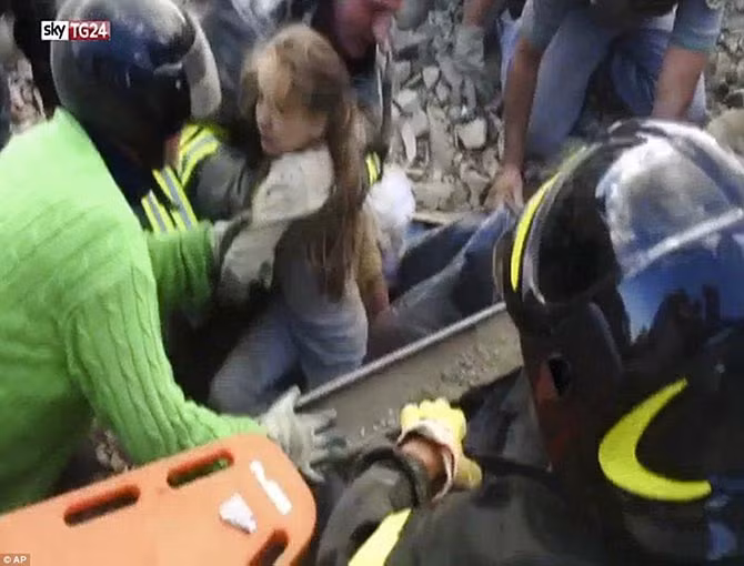 Daily Mail đăng tải những hình ảnh ghi lại cảnh bé gái 10 tuổi được đưa ra khỏi đống đổ nát sau 17 giờ bị mắc kẹt trong trận động đất ở Italy đã cướp đi ít nhất 159 sinh mạng.