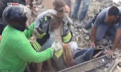 Cô bé là một trong những nạn nhân may mắn sống sót trong trận động đất mạnh 6,2 độ Richter ở Italy vốn cướp đi sinh mạng của 159 người tính đến thời điểm hiện tại.