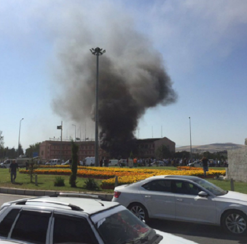 Trước đó, hai vụ đánh bom xe liều chết nhằm vào các đồn cảnh sát Thổ Nhĩ Kỳ đã khiến ít nhất 6 người thiệt mạng và hàng trăm người khác bị thương. Ảnh: RT.