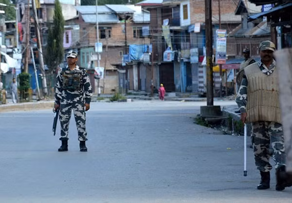 Lực lượng an ninh đứng gác trên đường phố.