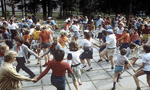 Tuy nhiên, ông Dmitry Zhuravlev cho rằng, việc khôi phục lại nhà nước Liên Xô là một nhiệm vụ bất khả thi bởi vì đã xuất hiện các tầng lớp thượng lưu mới. Ảnh: Thiếu nhi Liên Xô và Ba Lan tại trại hè "Mayak".