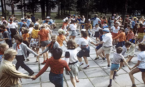 Tuy nhiên, ông Dmitry Zhuravlev cho rằng, việc khôi phục lại nhà nước Liên Xô là một nhiệm vụ bất khả thi bởi vì đã xuất hiện các tầng lớp thượng lưu mới. Ảnh: Thiếu nhi Liên Xô và Ba Lan tại trại hè "Mayak".