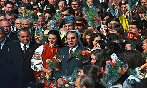 Tồng bí thư Đảng Cộng sản Liên Xô Leonid Brezhnev cùng nhân dân Moldova trong lễ kỷ niệm lần thứ 50 Moldavia SSR và Đảng Cộng sản Moldova.