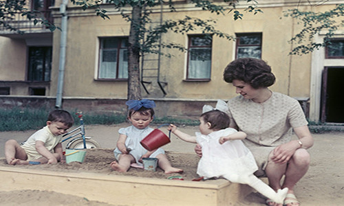 Theo kết quả cuộc khảo sát “Sputnik.Mneniya” được thực hiện tại 11 quốc gia thuộc Liên Xô cũ, hầu hết cư dân trên 35 tuổi tại 9 nước trong số đó cho rằng, cuộc sống tươi đẹp thời Liên Xô tốt hơn thời "hậu Xô viết". Ảnh: Anh hùng Liên Xô Valentina Tereshkova với con gái.