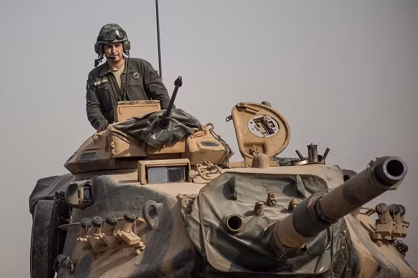 Trước khi khởi động chiến dịch, Không quân Thổ Nhĩ Kỳ đã tiến hành hơn 200 đợt không kích nhằm vào căn cứ IS tại Jarablus.