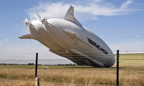Chiếc máy bay lớn nhất thế giới Airlander 10 đã bị mất lái và bất ngờ đâm sầm vào cột điện khi đang hạ cánh xuống sân bay ở Anh hôm 24/8.