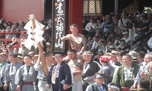 Yakuza được coi là băng đảng lớn nhất thế giới, với hơn 100 nghìn thành viên. Băng đảng này đang mở rộng hoạt động sang Mỹ.