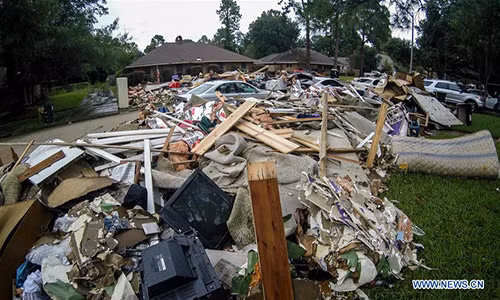 Những đồ vật bỏ đi của các gia đình bị ảnh hưởng bởi trận lũ lụt nằm ngổn ngang bên ngoài một ngôi nhà ở Baton Rouge hôm 22/8.