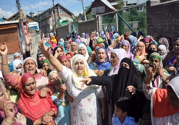 Tuy nhiên, người dân tại nhiều nơi vẫn biểu tình bất chấp lệnh giới nghiêm.