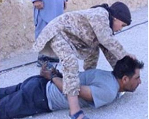 Hình ảnh ghi lại cảnh một chiến binh nhí IS chuẩn bị hành quyết tù binh.