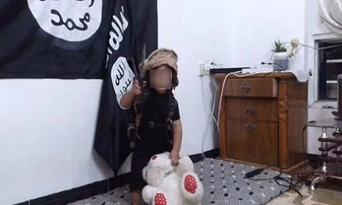 Ngay khi học lớp mẫu giáo, những đứa trẻ này sẽ được phát dao để thực hành chặt đầu những con thú nhồi bông. Ngoài ra, "giáo viên" trong trường sẽ cho học sinh xem nhiều đoạn video đồ họa về các vụ hành quyết man rợ hay đánh bom tự sát cũng như hậu quả của cuộc chiến tranh ở Syria.