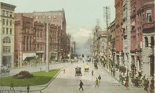 Những người mua hàng chen chúc nhau trên vỉa hè ở Seattle trong tấm bưu thiếp năm 1904.