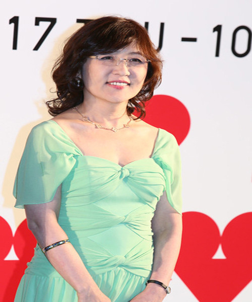 Tân Bộ trưởng Quốc phòng Nhật Bản dịu dàng, cuốn hút trong bộ đầm màu xanh.