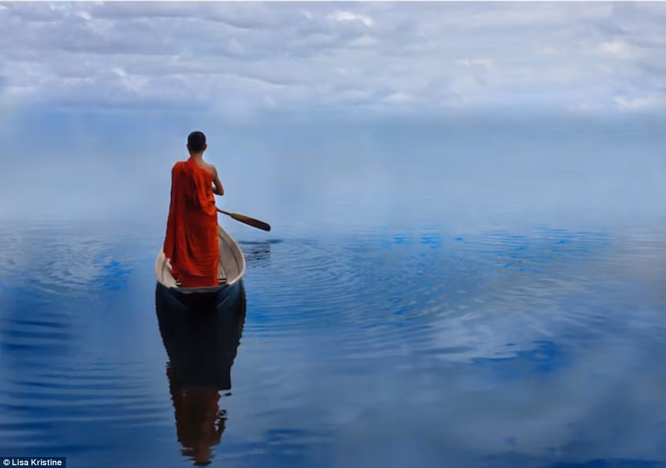 Một nhà sư Myanmar đang trèo thuyền trên một dòng sông.